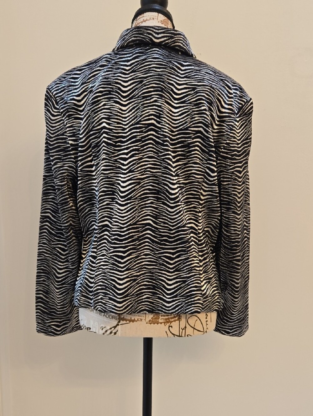 Joseph Ribkoff Trends Black & Silver Wave-Pattern Zip-Front Jacket - Picture 2 of 8